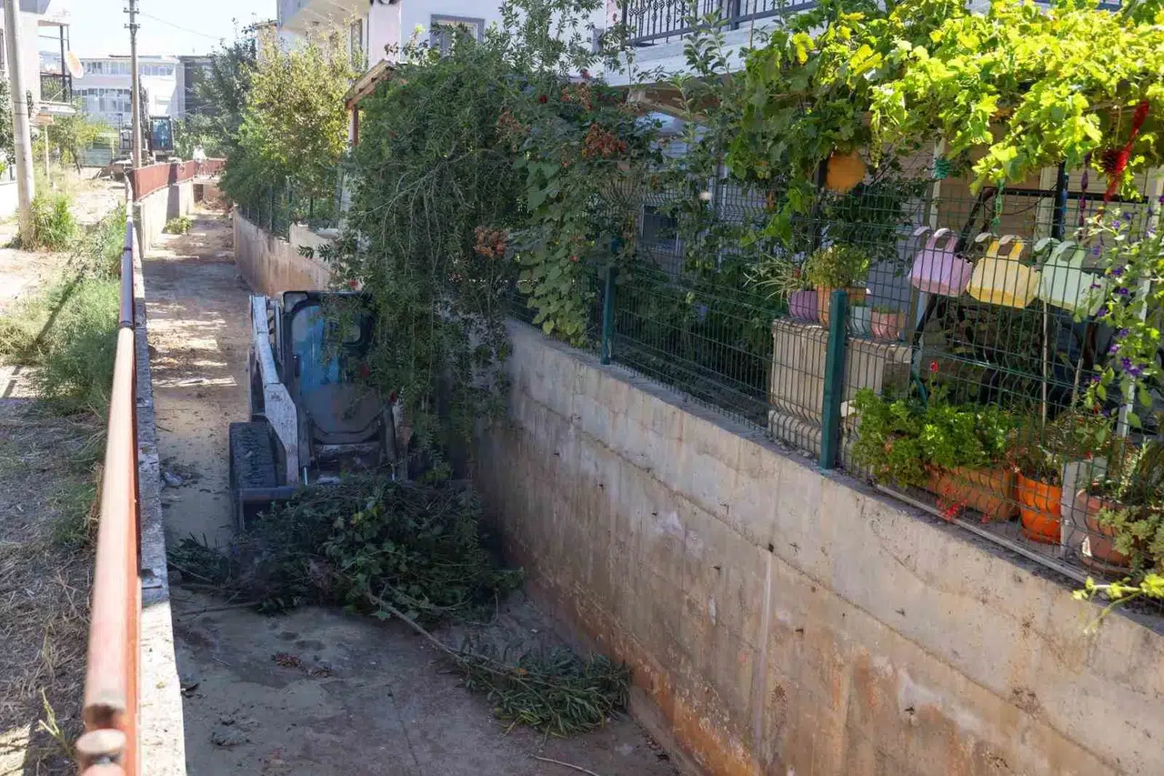 İzmir’in kıyı ilçelerinde taşkın nöbeti: 7 bin ton taşla önlem alındı