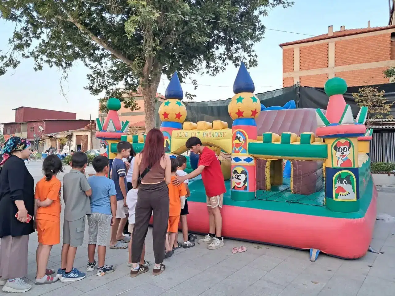 Sarıgöl’de çocuk şenliği: Meydan kahkahalarla doldu