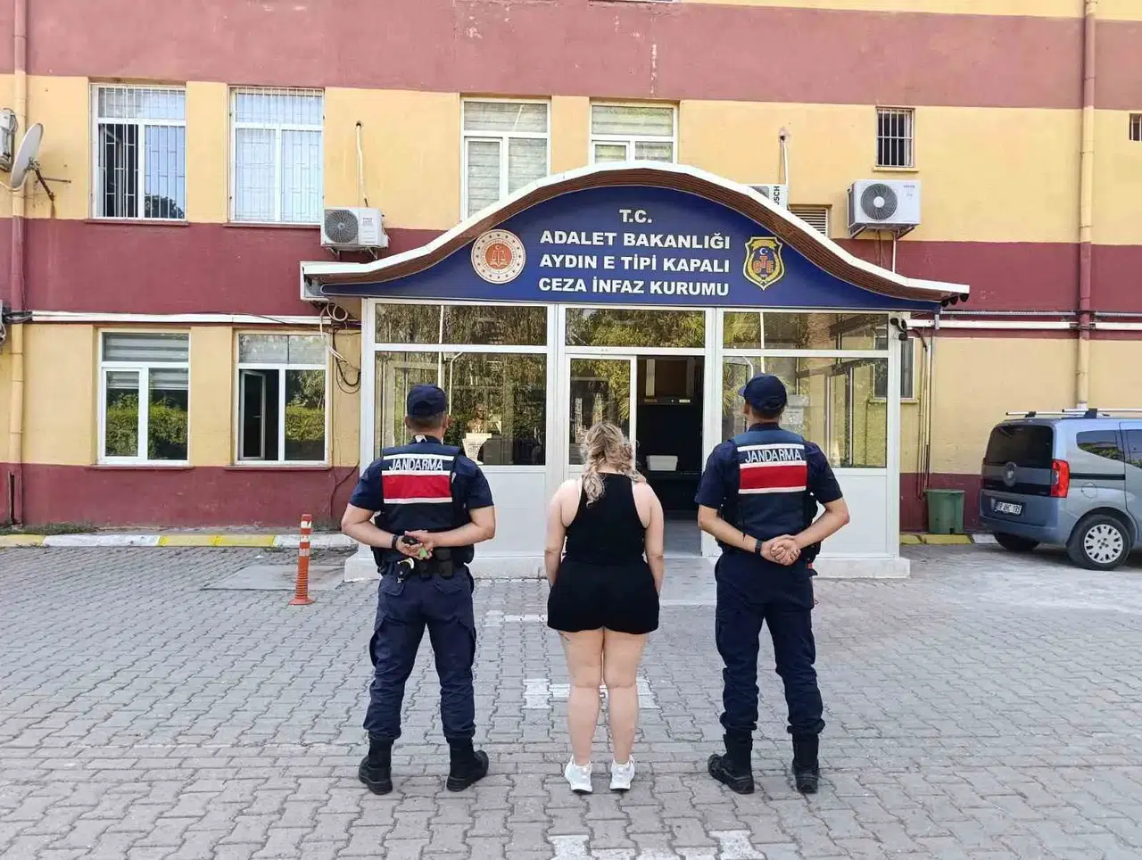 Jandarmanın Takibi Sonuç Verdi: 10 Yıl 2 Ay Hapis Cezasıyla Aranan Kadın Kuşadası’nda Kıskıvrak Yakalandı