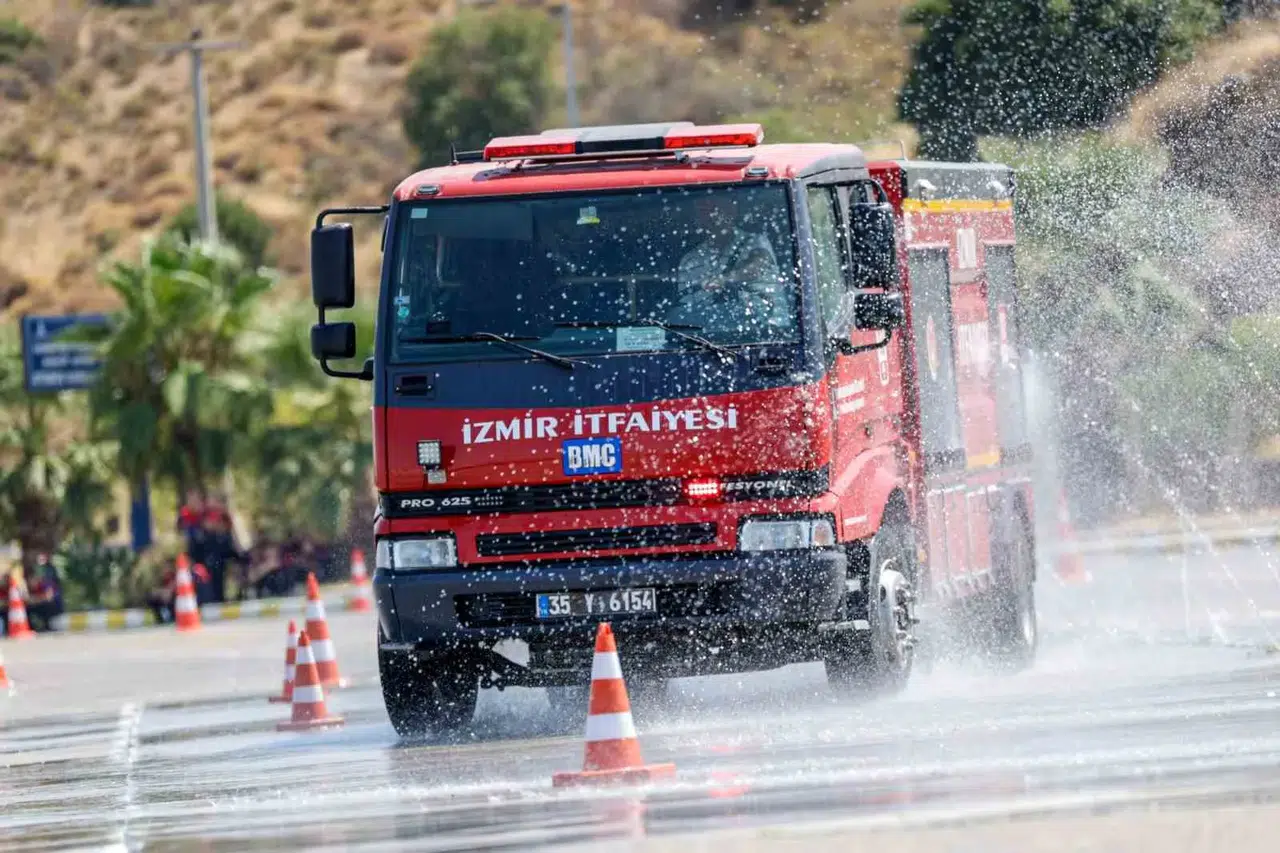 Tonlarca ağırlıktaki itfaiye araçlarına profesyonel dokunuş: İzmir’de zorlu sürüş sınavı