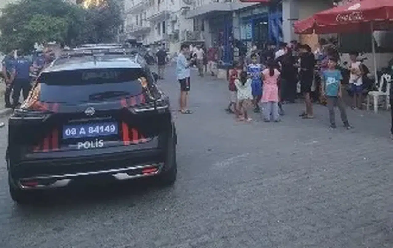 Kuşadası’nda Telefon Görüşmesi Sokak Ortasında Kurşun Yağmuruna Dönüştü: Bir Kişi Yaralı, 14 Yaşındaki Çocuk Da Saçmalardan Etkilendi