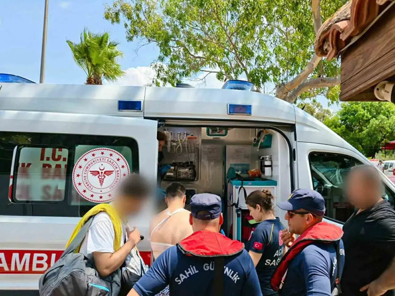Ege'de deniz üzerinde acil durum: Sahil Güvenlik iki yaralıyı hastaneye yetiştirdi