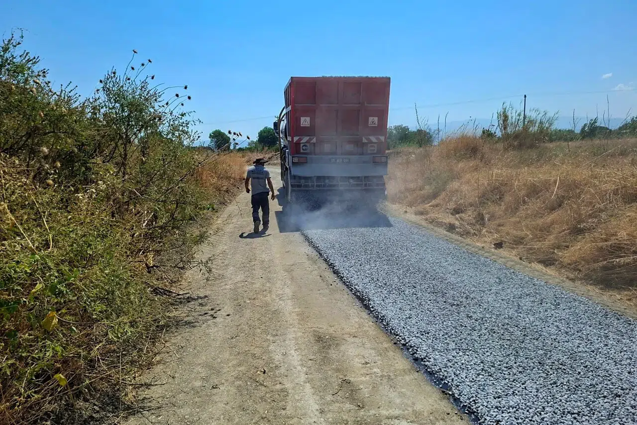 Efeler'de tarım rotalarına modern dokunuş: Üreticinin yolu asfaltla buluştu