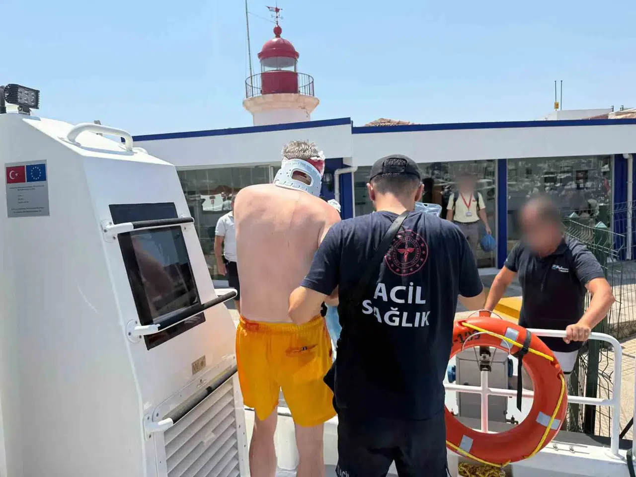Bodrum açıklarında deniz üzerinde acil müdahale: Sahil Güvenlik yaralıyı kurtardı