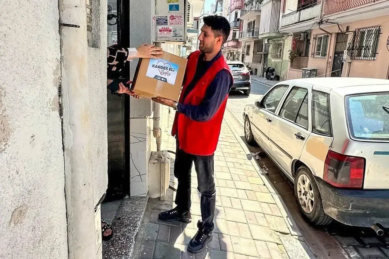 Efeler’de Kardeş Eli Projesi büyüyor: Gıda kolileri hanelere ulaşmaya devam ediyor