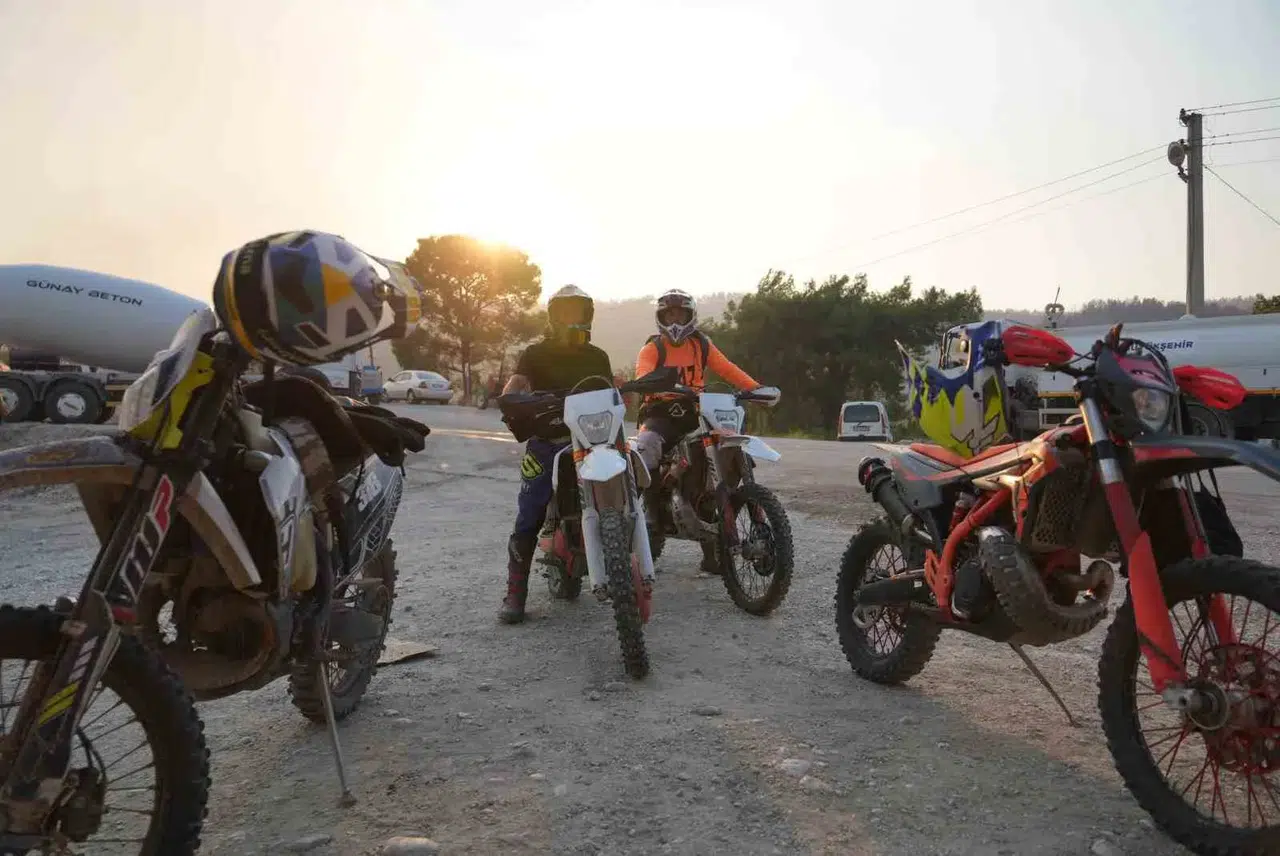Alevlerin Arasında Bir Umut: Enduro Pilotları İkmal İçin Tepelerde