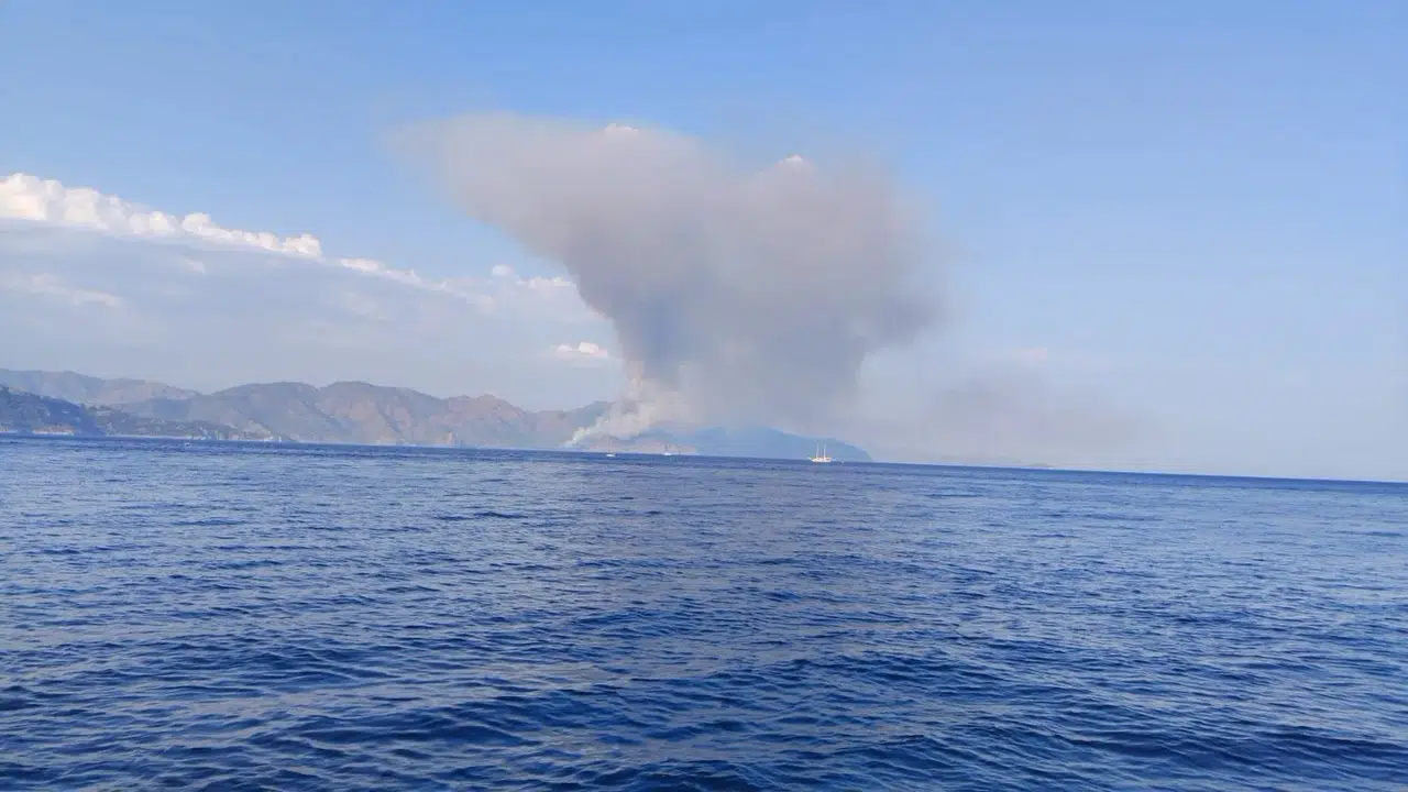 Marmaris'te orman alarmı: Ekipler zorlu araziyle mücadele ediyor