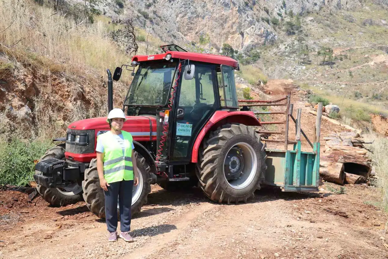 Direksiyonun başında bir kadın gücü: Orman köylüsünün yeni yol arkadaşı traktörü oldu