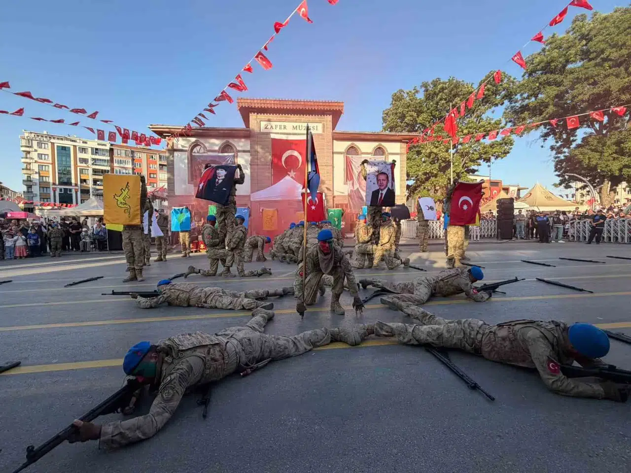 Afyon’un Zafer Mirası 104 Yıldır Aynı Heyecanla Yaşatılıyor: Kent Meydanında Tarihi Kutlama