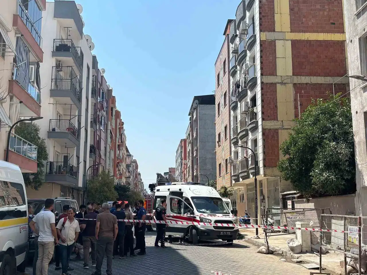 Turgutlu'da korku dolu anlar: 5 katlı binanın tepesinden kendini boşluğa bıraktı