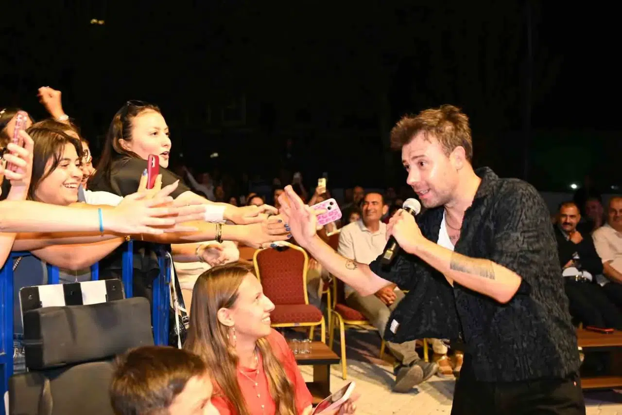 Demirci’de Festivalin Üçüncü Gecesinde İkilem Rüzgarı Esti, Meydan Coşkuyla İnledi
