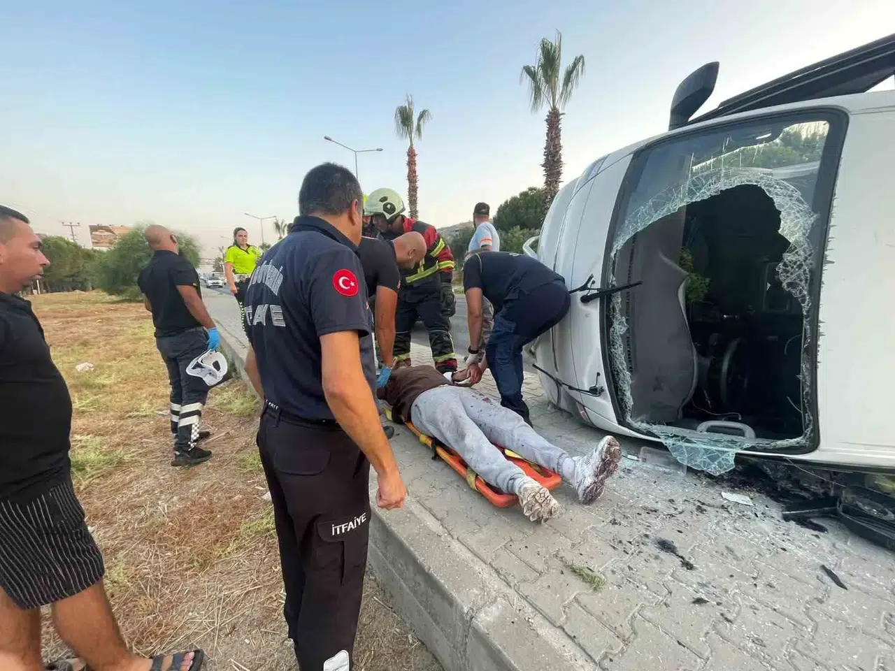 Kuşadası’nda korkutan kaza: Direksiyon başında uyuyunca pikap devrildi