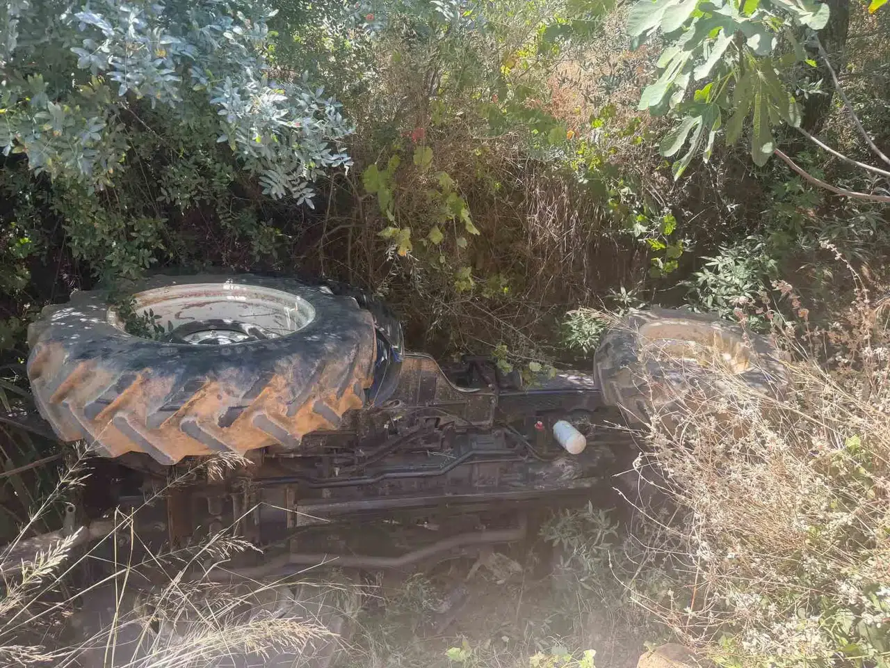 Germencik’te Traktör Şarampole Devrildi: Sıkışan Sürücüyü İtfaiye Kurtardı