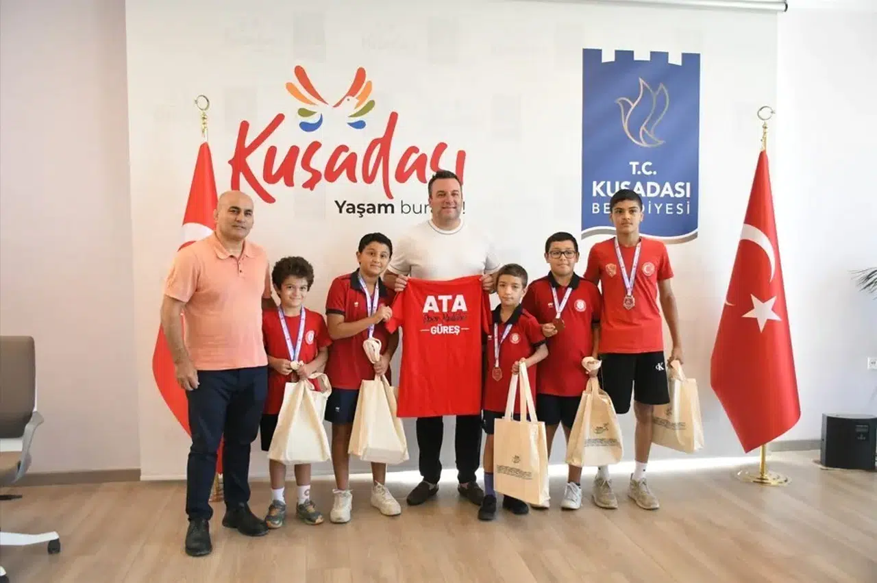 Kuşadası'nın Minik Güreşçilerinden Tarihi Başarı: Kupa ve Madalyalar Başkan Vekili Demirtaş'ı Gururlandırdı