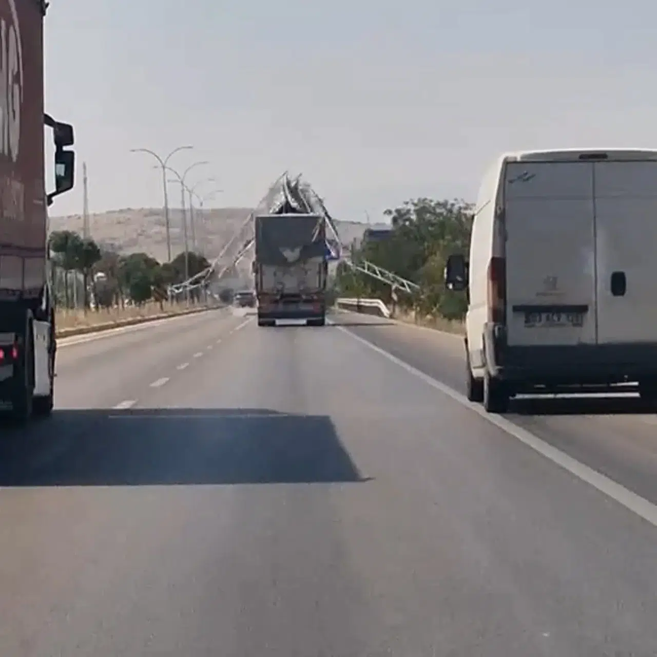 Sandıklı’da Sürücünün Unuttuğu Damper, 6 Metrelik Tabelayı Biçti