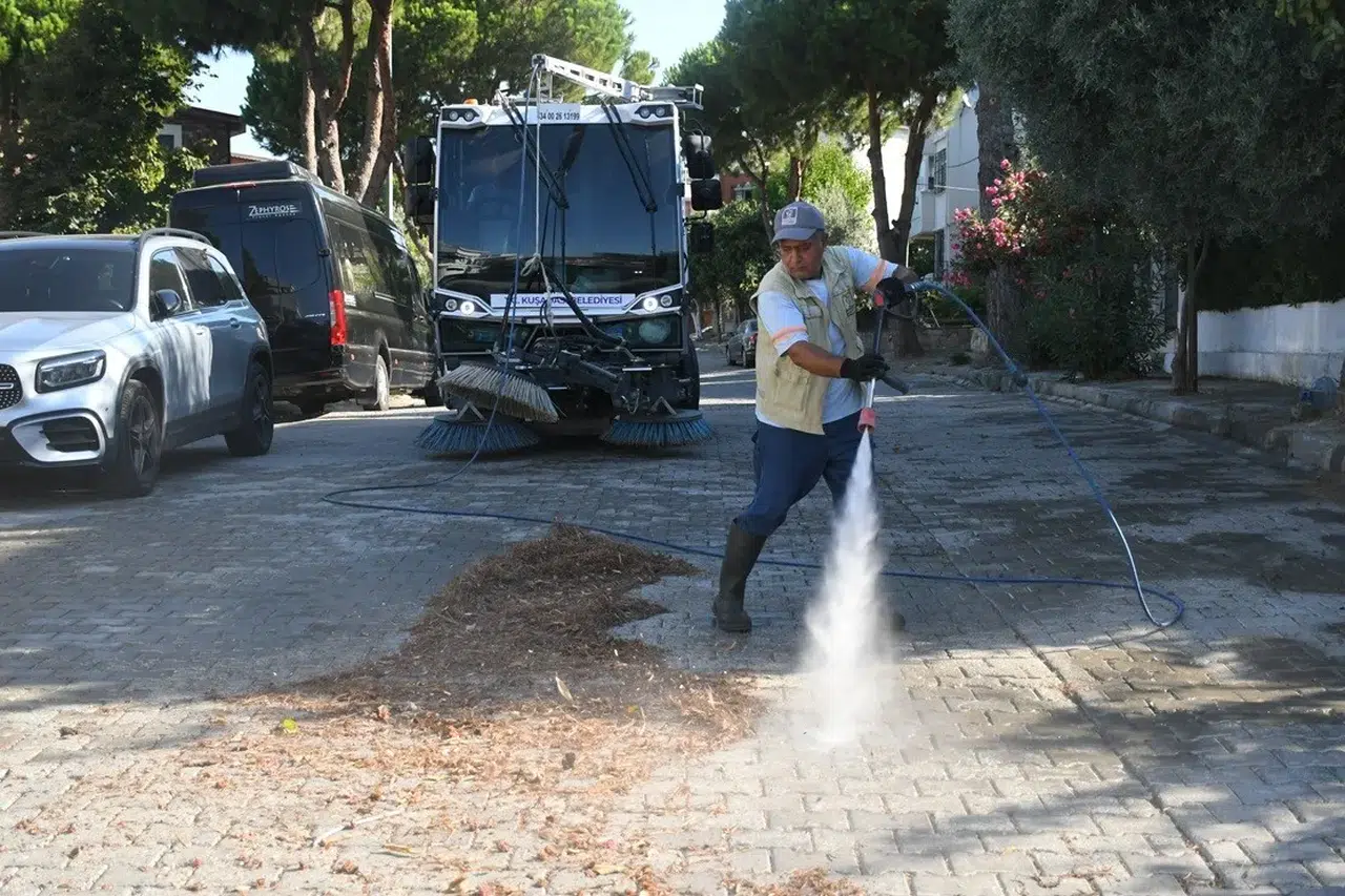 Turizm merkezinde hijyen alarmı: Ekipler sokak sokak temizliyor
