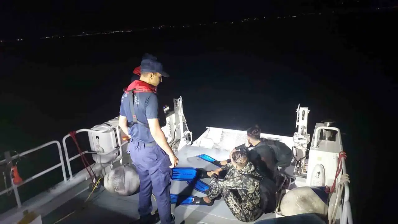 Bodrum açıklarında tehlikeli yolculuk: Sınırı yüzerek geçmek isterken yakalandılar