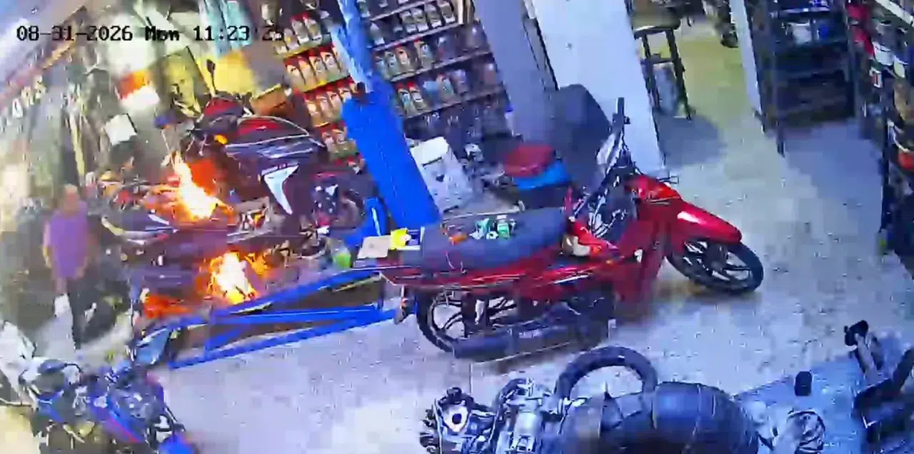 Kula’da Tamir Sırasında Alev Alan Motosiklete Müşteriden Sıra Dışı Müdahale