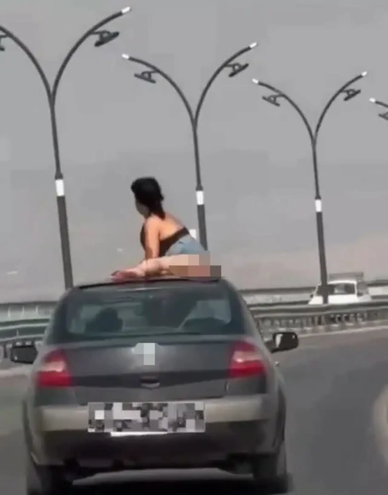 Manisa'da skandal yolculuk: Trafiği birbirine kattılar, soluğu karakolda aldılar