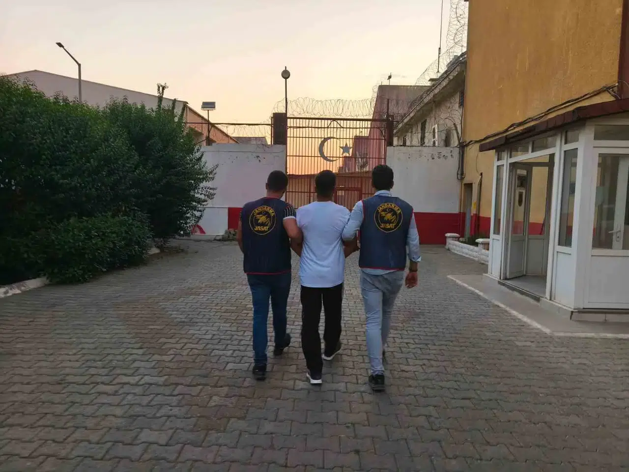 Efeler'de hırsızlık firarisi JASAT operasyonuyla yakayı ele verdi