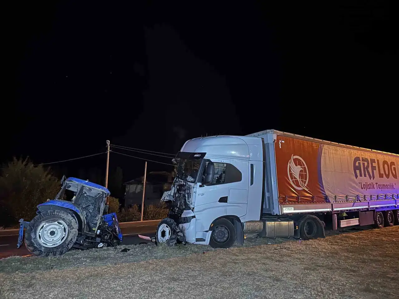 Uşak’ta kara yolunda can pazarı: Çarpışmanın şiddetiyle traktör parçalandı