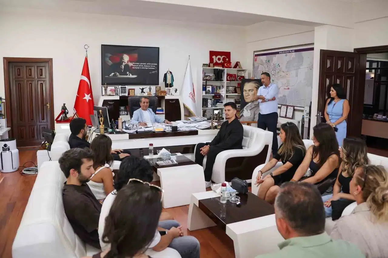 Efelerli gençlerin üniversite zaferi Başkan Yetişkin’i gururlandırdı