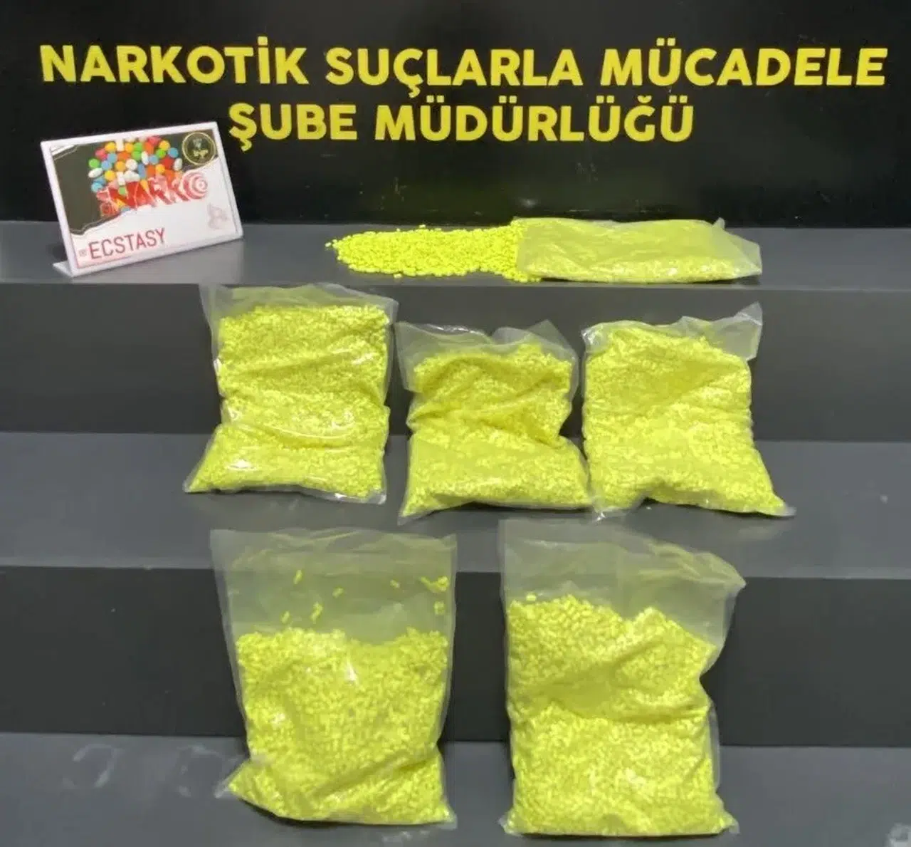 Bornova'da narkotik darbesi: Şüphelinin çantasından çıkanlar polisi bile şaşırttı
