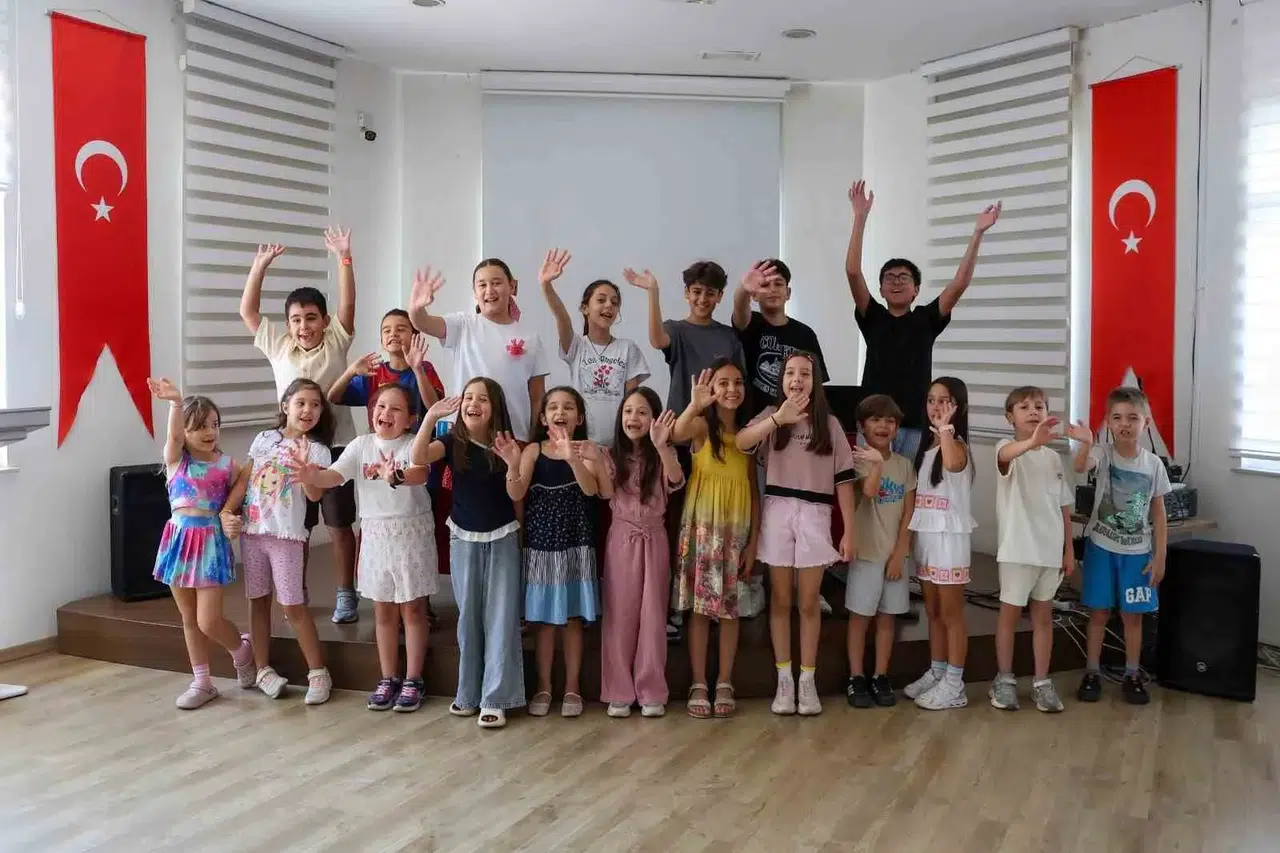 Efelerli minikler sahnede devleşiyor: Geleceğin tiyatrocuları yetişiyor