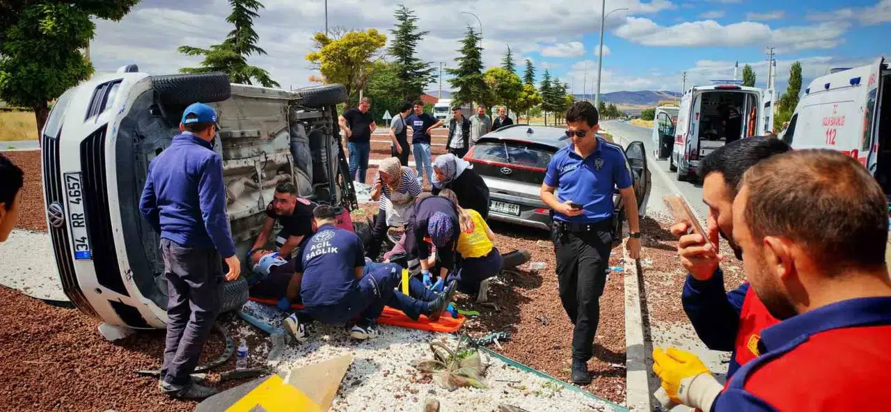 Bolvadin'de Kavşakta Çarpışan İki Otomobilde 7 Yaralı