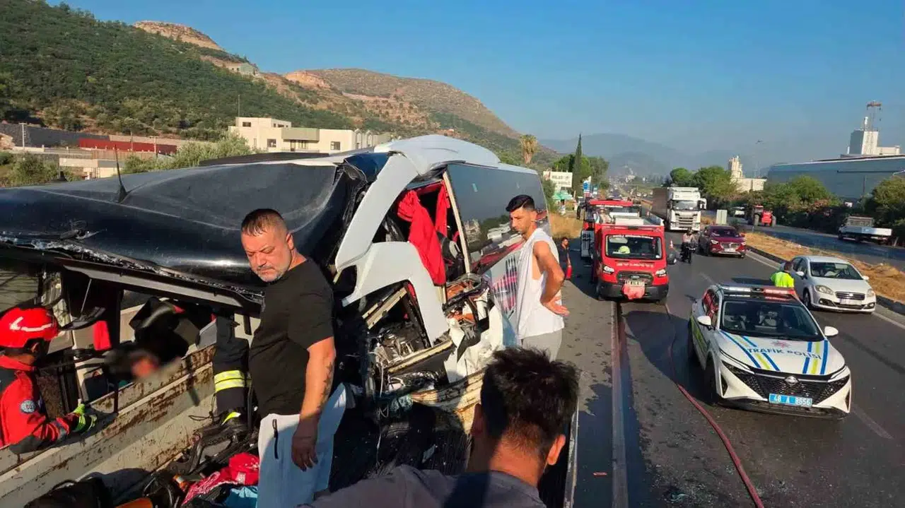 Milas yolunda acı bilanço: Yolcu otobüsü tıra çarptı, iki kişi yaşamını yitirdi