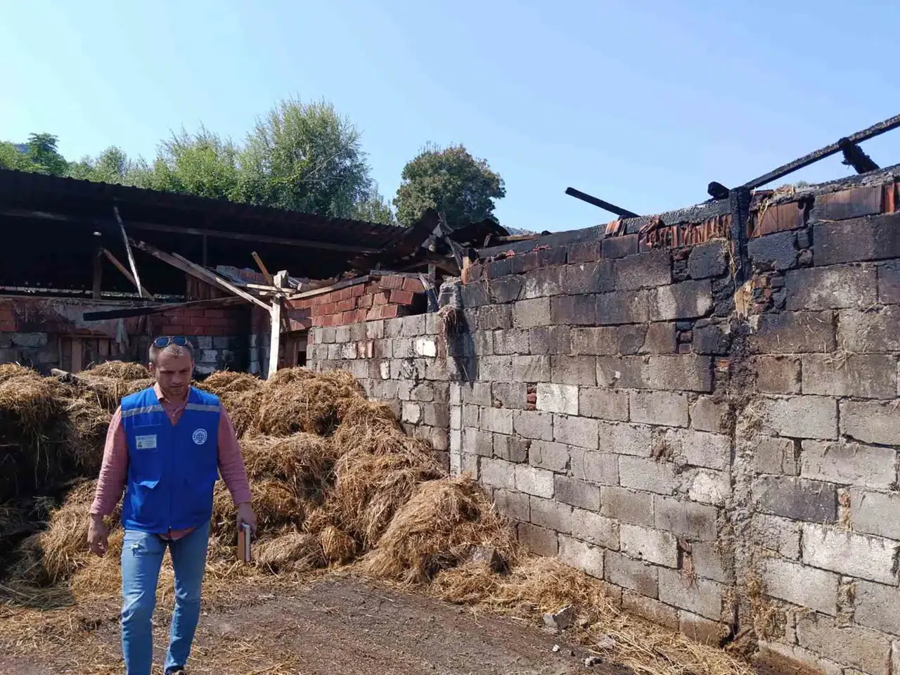 Ortaca’da ahır yangınında 500 balyası kül olan üreticiye Büyükşehir’den dayanışma eli