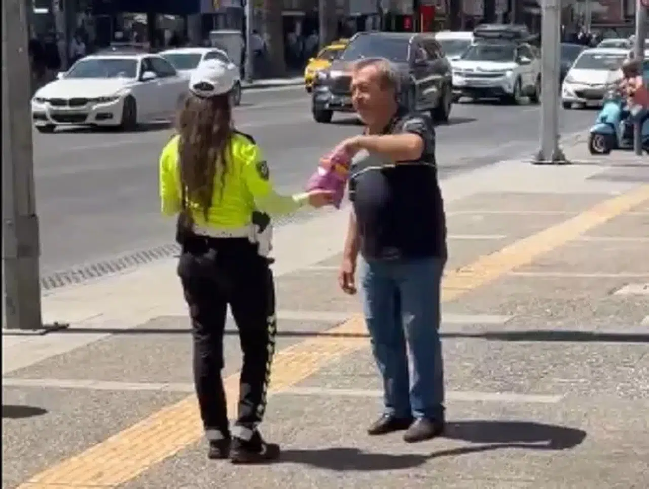 Kandil Gecesinde Yürekleri Isıtan Jest: İzmir'de Trafik Polisinden Anlamlı İkram