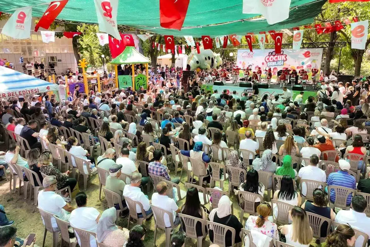 Efeler'de miniklere sahne kapıları açılıyor: Çocuklar hem izleyecek hem oynayacak