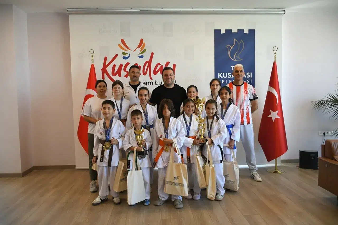 Kuşadalı Karateciler Bursa’da Kürsüyü Sildi: 11 Bireysel, 3 Takım Madalyası