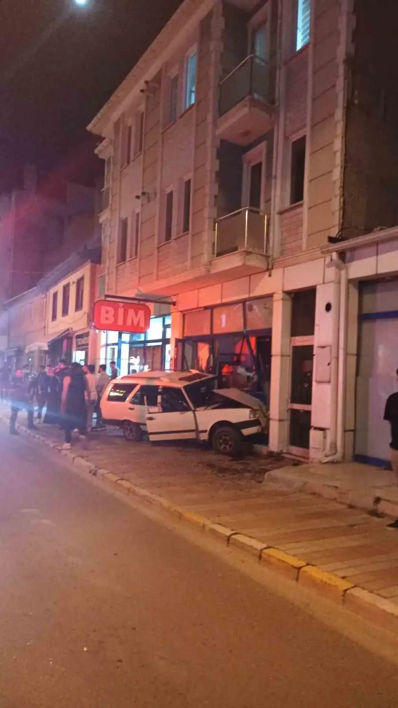 Zincir markete giren otomobilin dehşet anları kamerada: Kapalı olmasa faciaydı