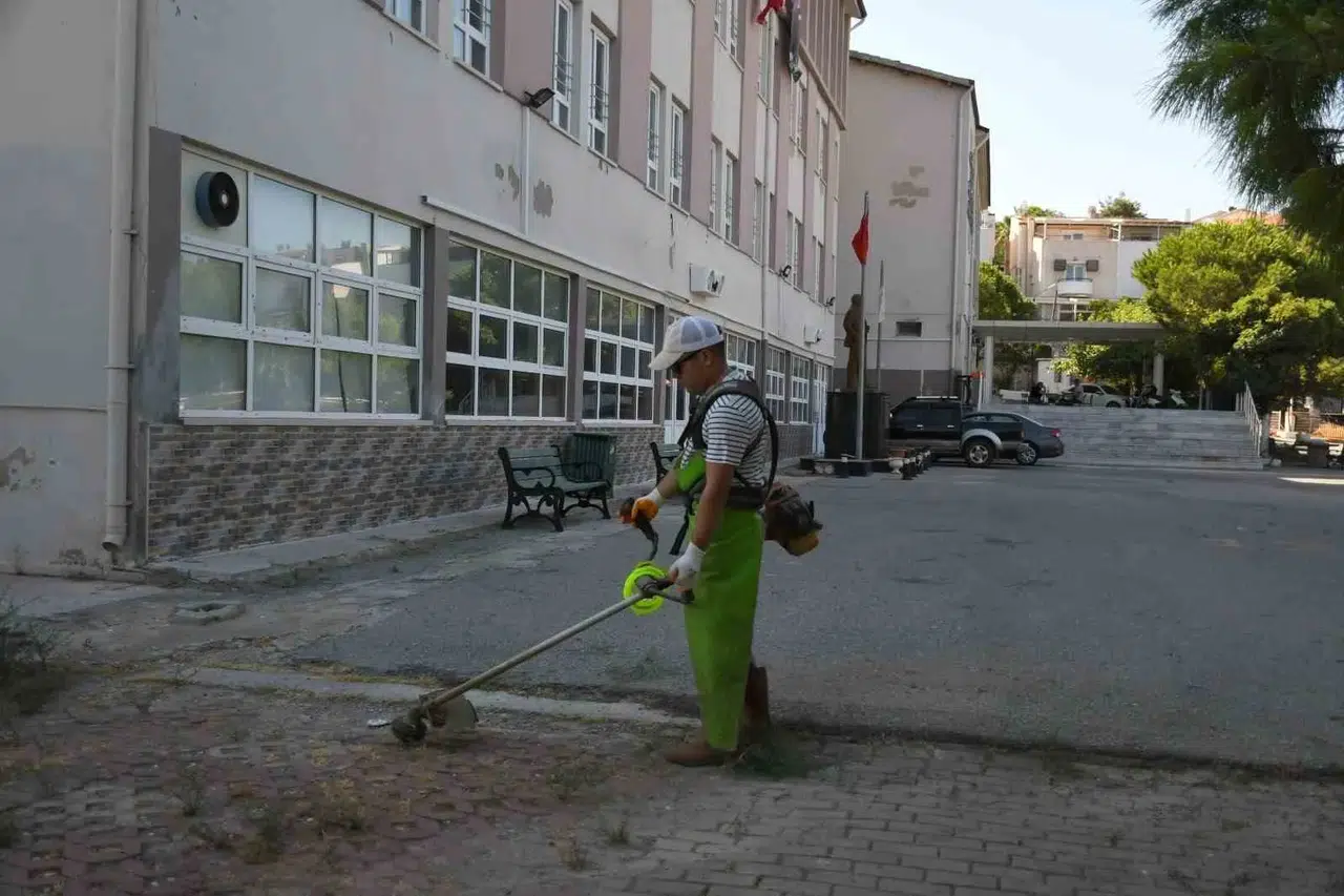 Kuşadası’nda Eğitim Seferberliği: Okul Bahçeleri Yeni Döneme Hazırlanıyor