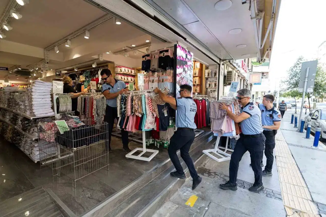 İzmir'de yaya yolu seferberliği: Kaldırımlar asli sahiplerine bırakılıyor