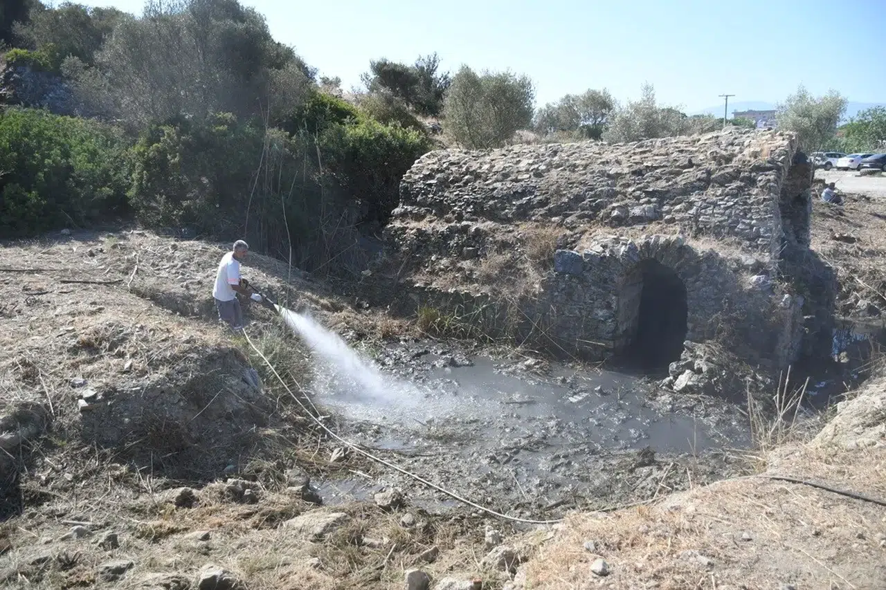 Kuşadası'nda köklü geçmişe hijyen dokunuşu: Tarihi hamam çevresi yenilendi