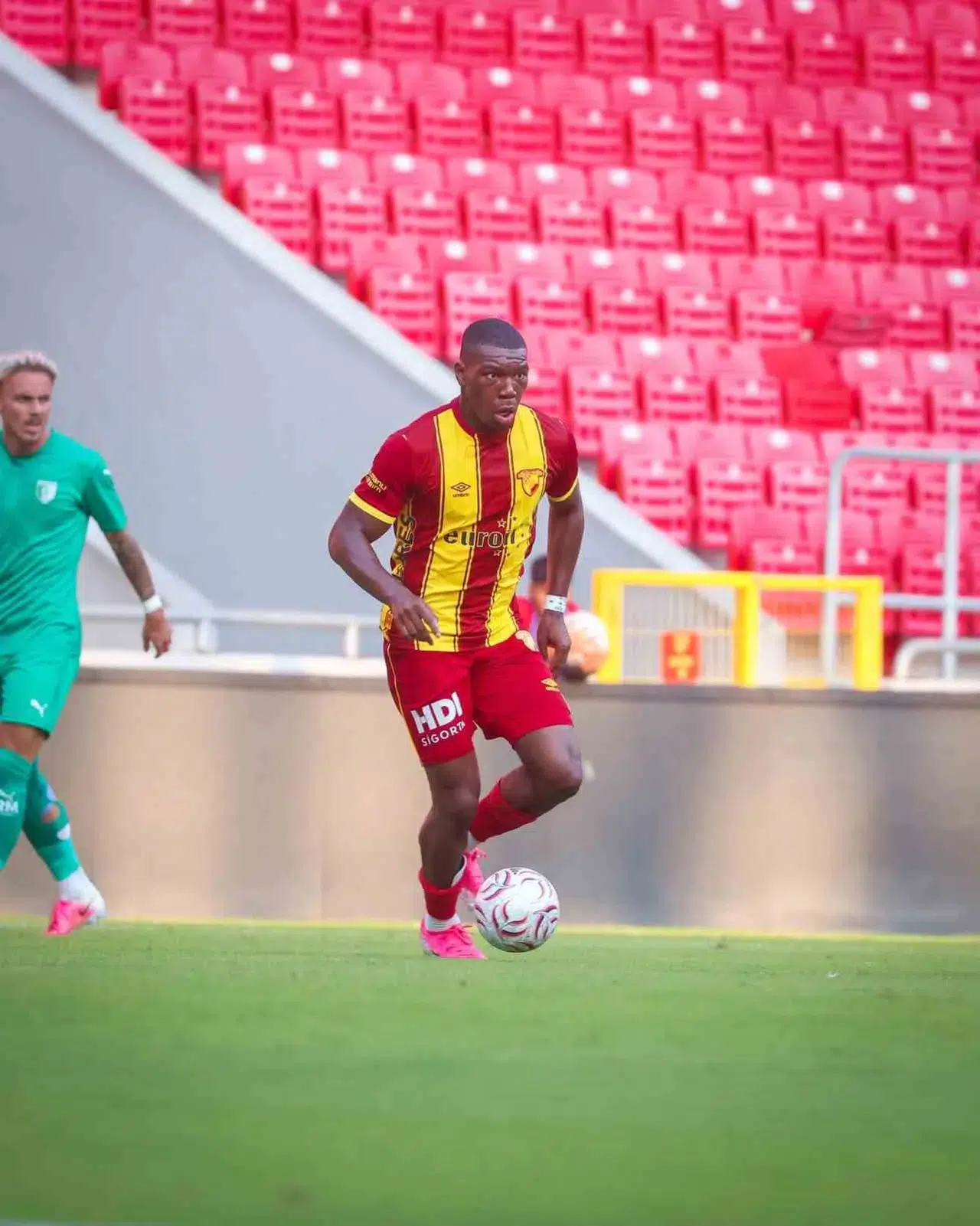 Göztepe tribünleri yeni yıldızını bağrına bastı: Sinclair Armstrong fırtınası
