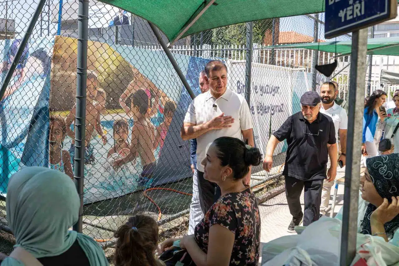Havuz ayağına geldi: Miniklerin yüzme heyecanına Başkan Tugay ortak oldu