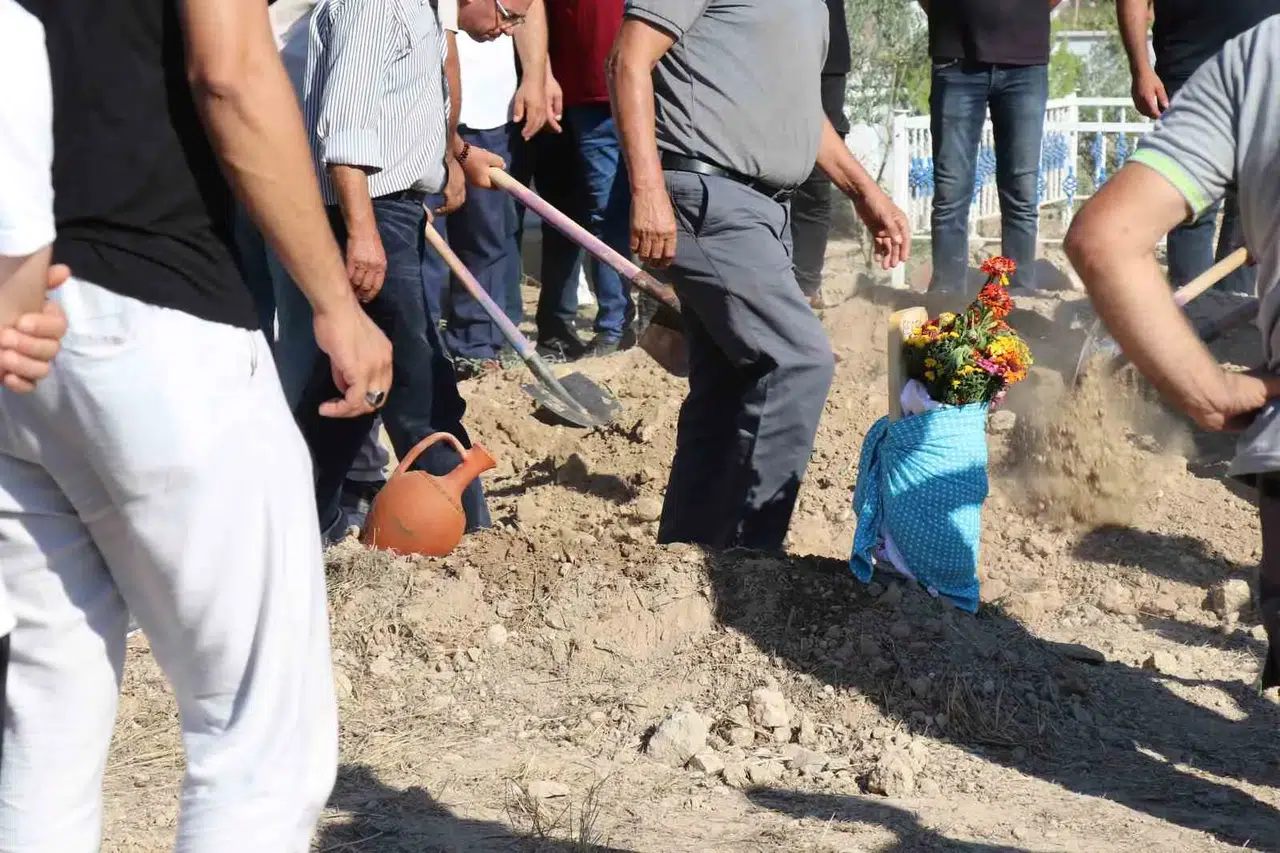 Kundağı Mezar Taşına Sarıldı: Anne Gamze ile Bebek Güney’in Acı Veda Günü