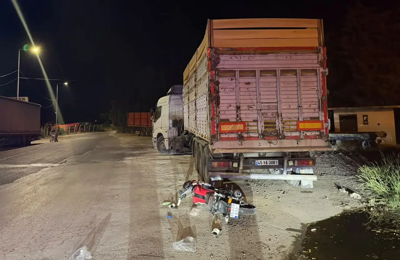 Manisa'da acı kaza: Motosikletli sürücü park halindeki tıra çarparak can verdi