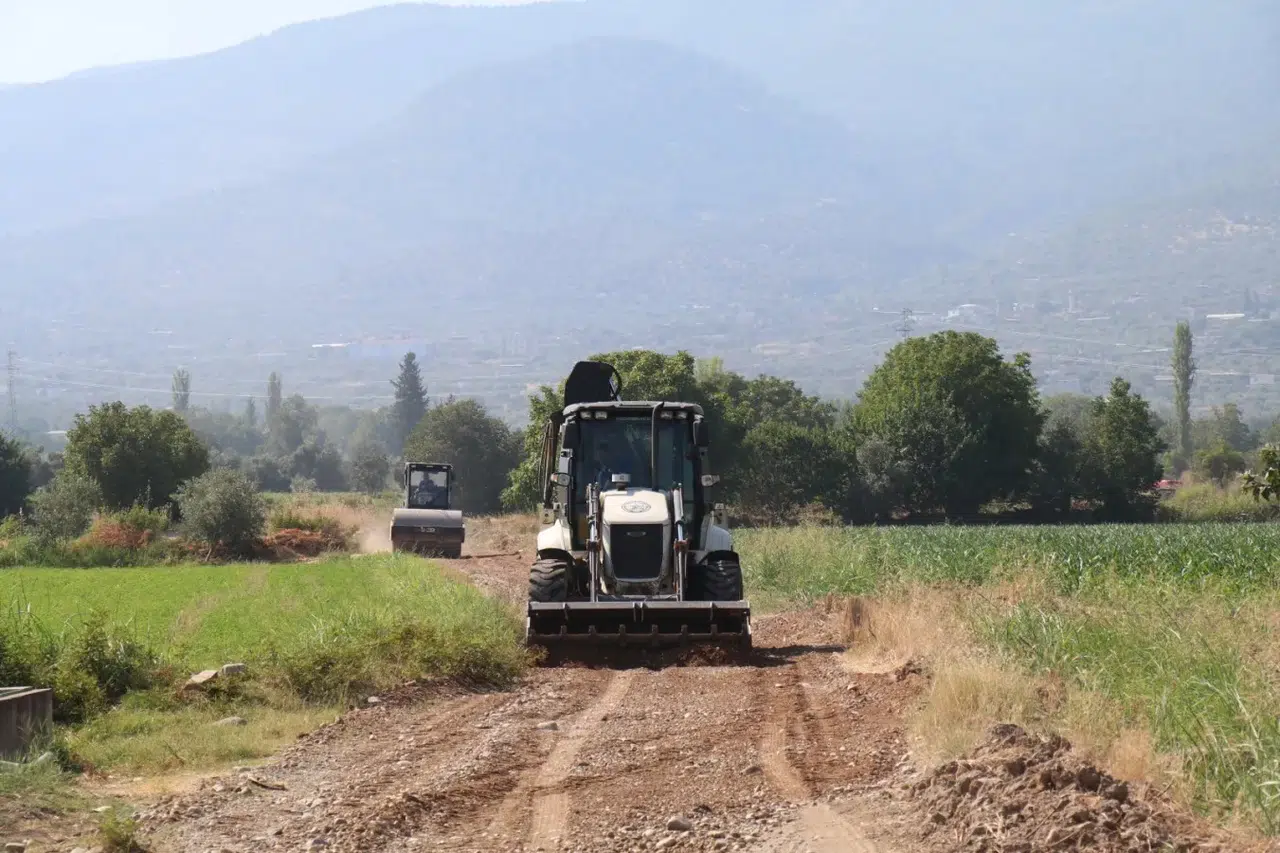 Bozdoğan’da tarlaya giden yollar yenileniyor: Çiftçinin ulaşım çilesi sona eriyor