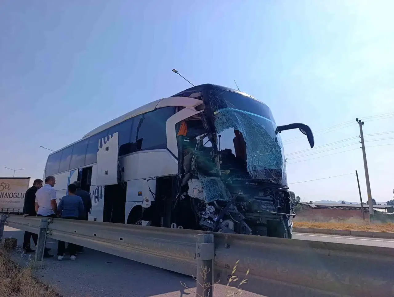 Afyonkarahisar yolunda acı bilanço: Otobüs ve kamyonet çarpıştı