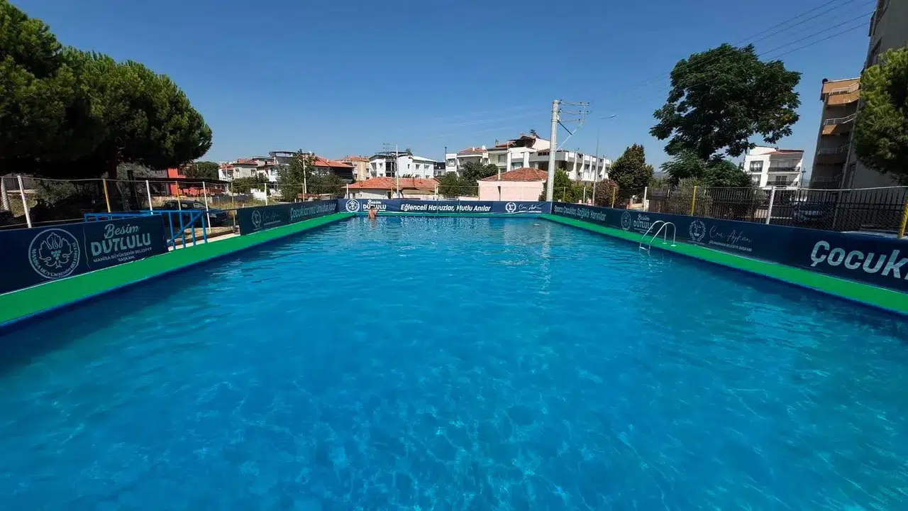 Manisa'da çocuklar için havuz ayağına geldi: Yaz tatili yüzme ile şenleniyor