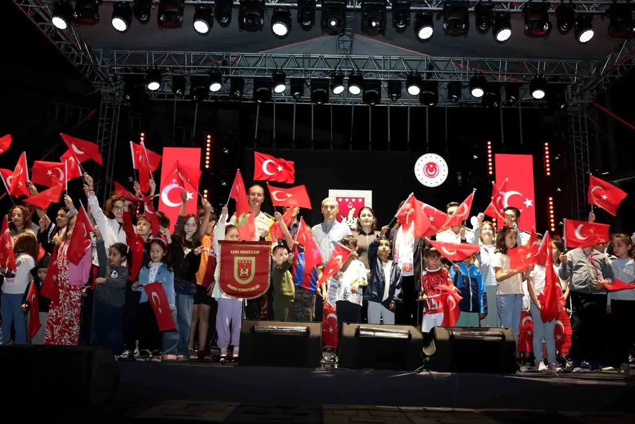 Afyonkarahisar'da 104. Yıl Coşkusu: Bando ve Halk Oyunlarıyla Tarihe Saygı Gecesi