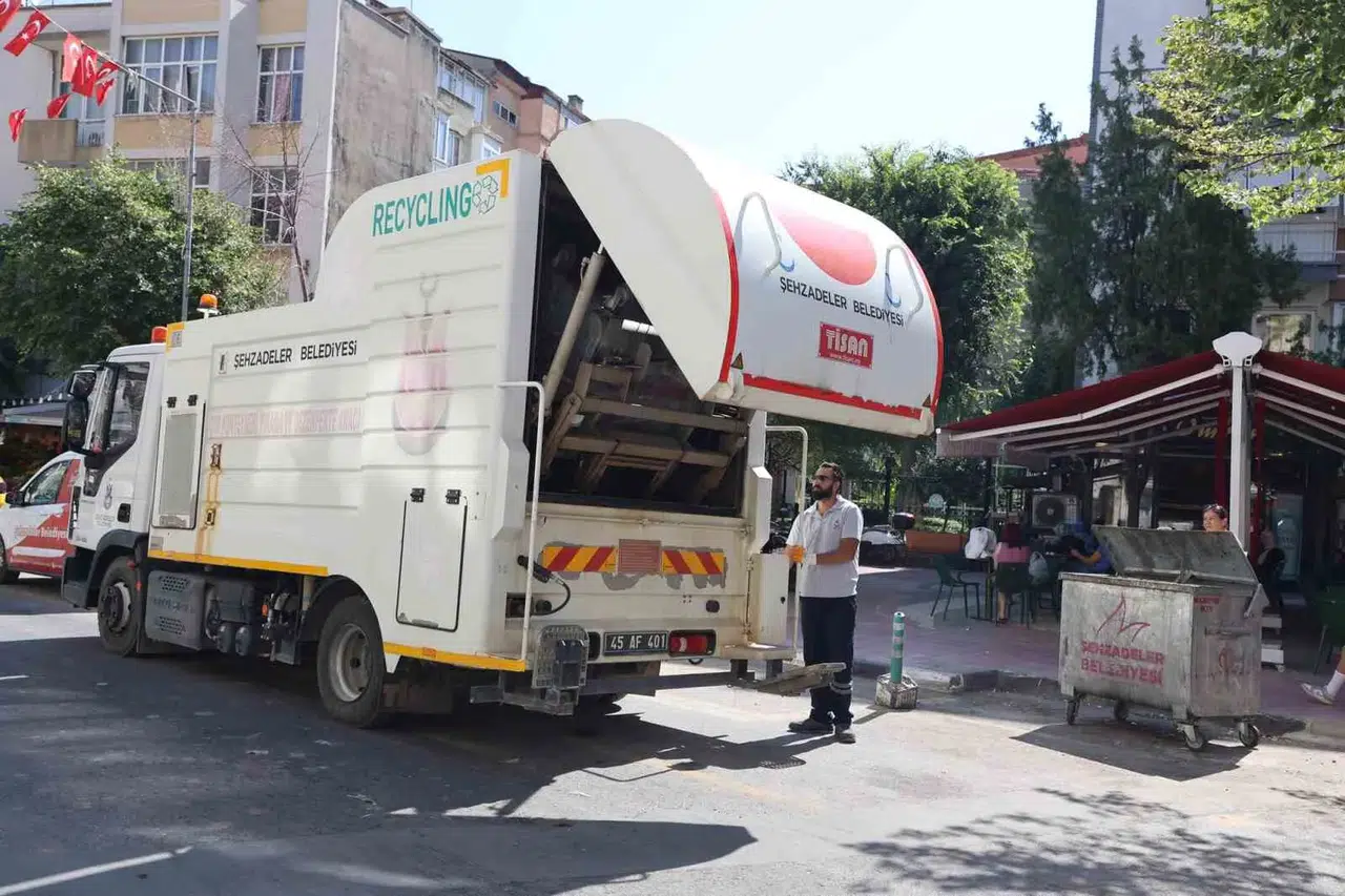 Şehzadeler’de yaz temizliği mesaisi: Konteynerler pırıl pırıl oluyor