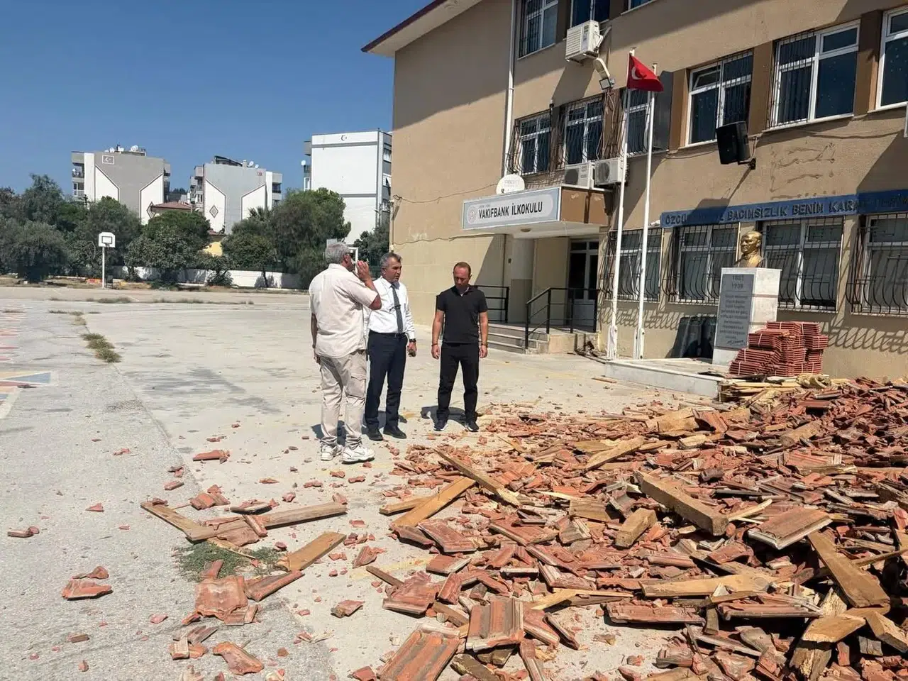 Söke’de Eğitim Yatırımı: Vakıfbank İlkokulu’nda Çatı Yenileme Çalışmaları Tam Gaz