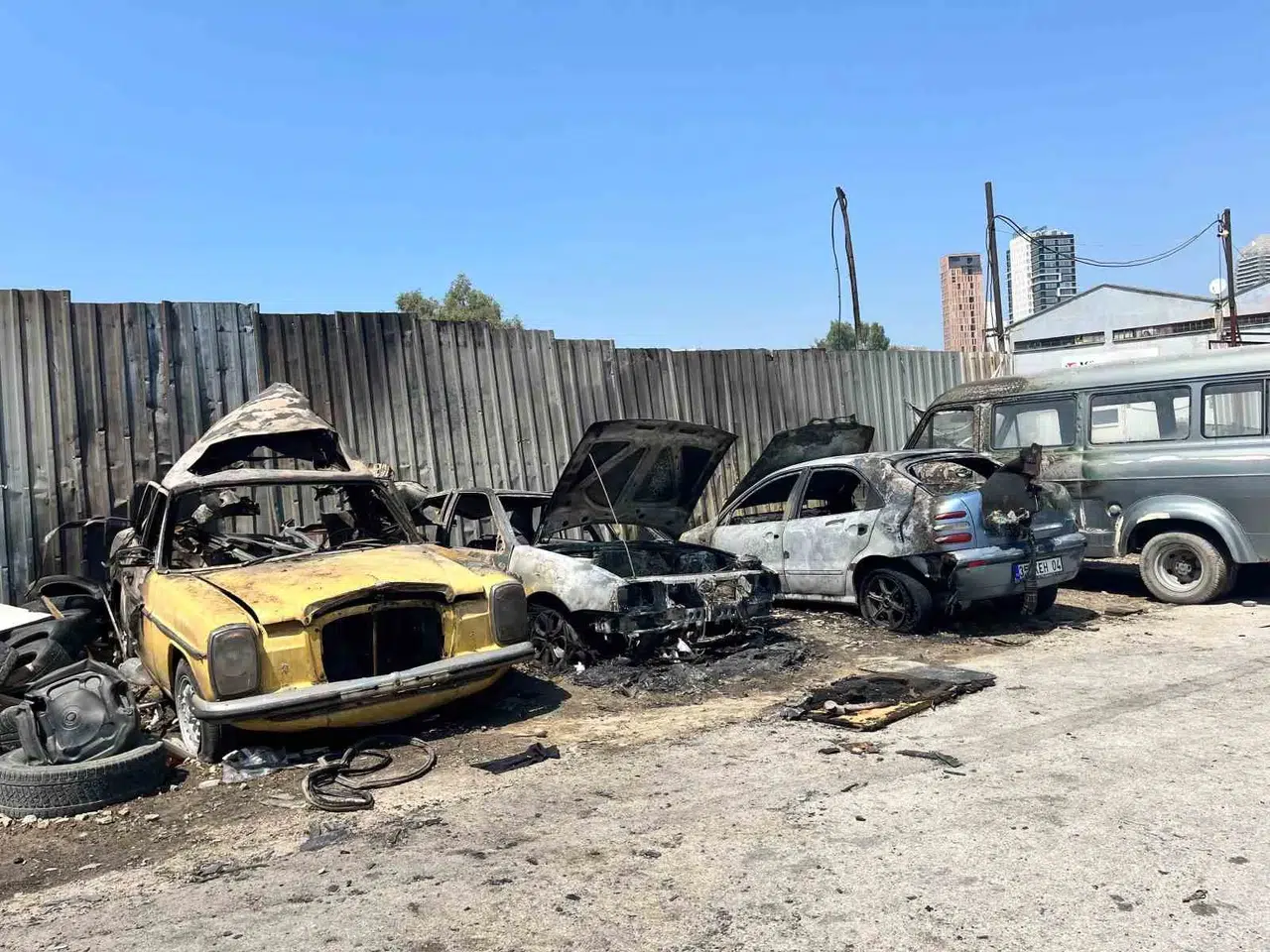 Bornova'da sabah dehşeti: Park halindeki araçlar alevlere teslim oldu