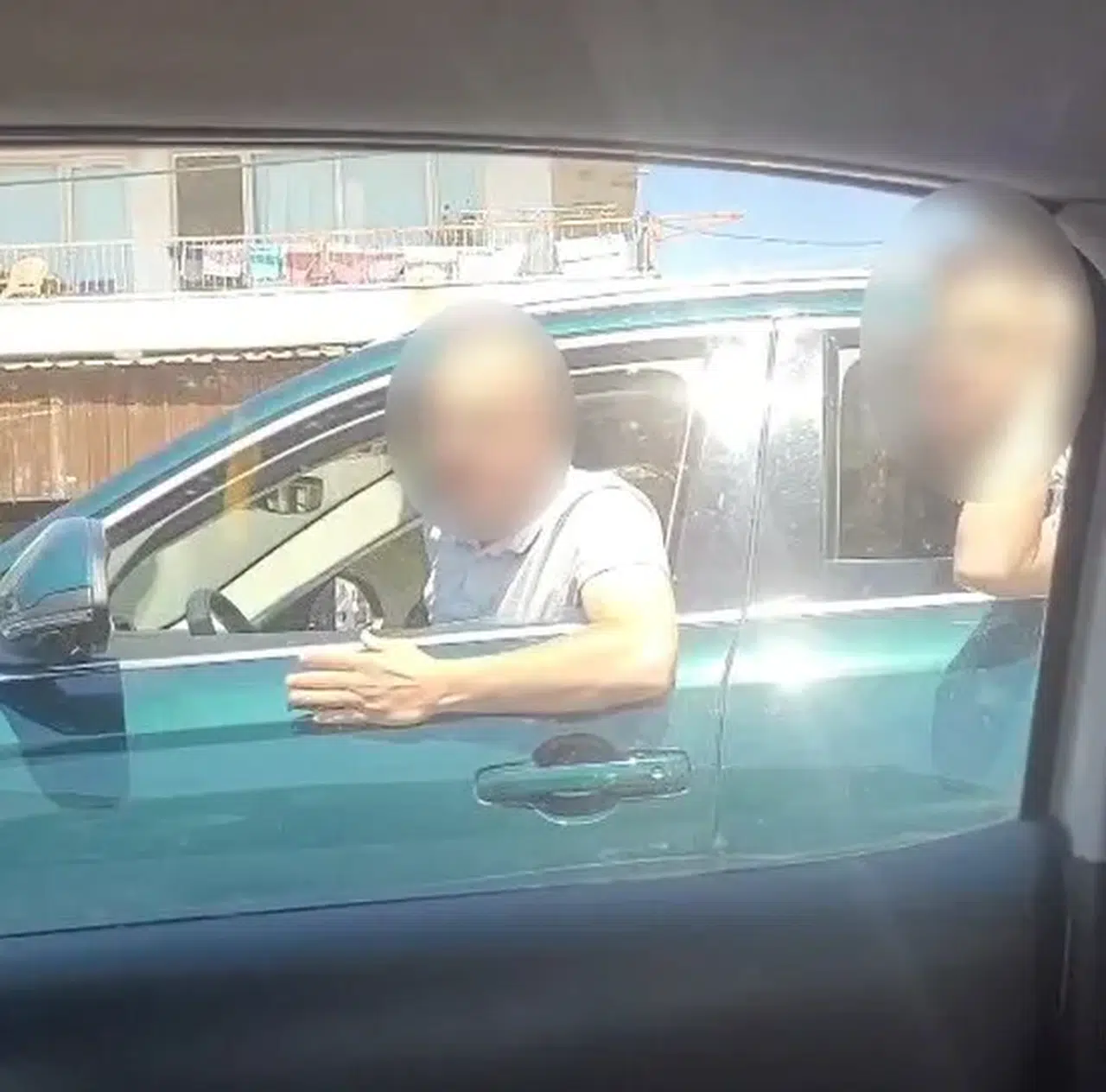 İzmir otoyolunda dehşet anları: Trafikte taşlı saldırı kamerada